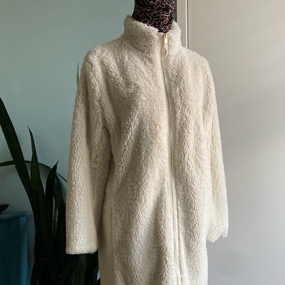 Plush cozy coat w/ gold hardware. - Picture 5 of 5